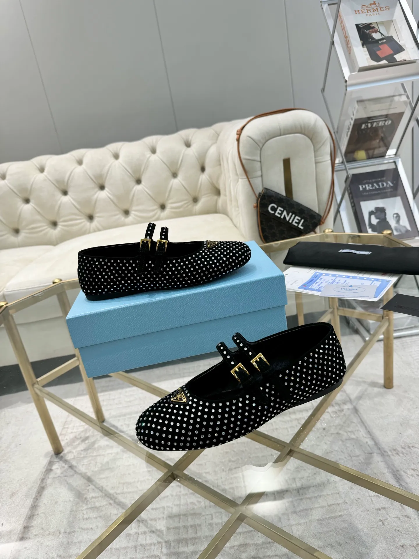 👟👟Ex-factory price 580👟👟New 👉Ready stock👈Remove the original plate to 1:1 The highest version 2024Prada early autumn catwalk T-stage hot style 😘The latest autumn model Flat outsole series Original 1:1 mold outsole A must-have for goddesses Super comfortable on the feet to reduce age 👉The upper is made of imported original cowhide leather Soft and textured, lining + feet, imported sheepskin lining, breathable and comfortable, private molded buckles (all original logos), package craftsmanship, code number 35M-39M (40, 41 customized, non-returnable, non-exchangeable)